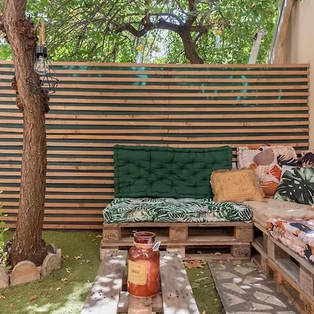 Studio De Charme Climatise Avec Terrasse Ombragee